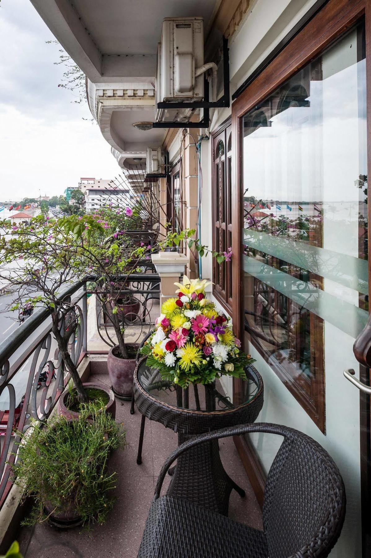 Red Hibiscus Hotel Phnom Penh Dış mekan fotoğraf