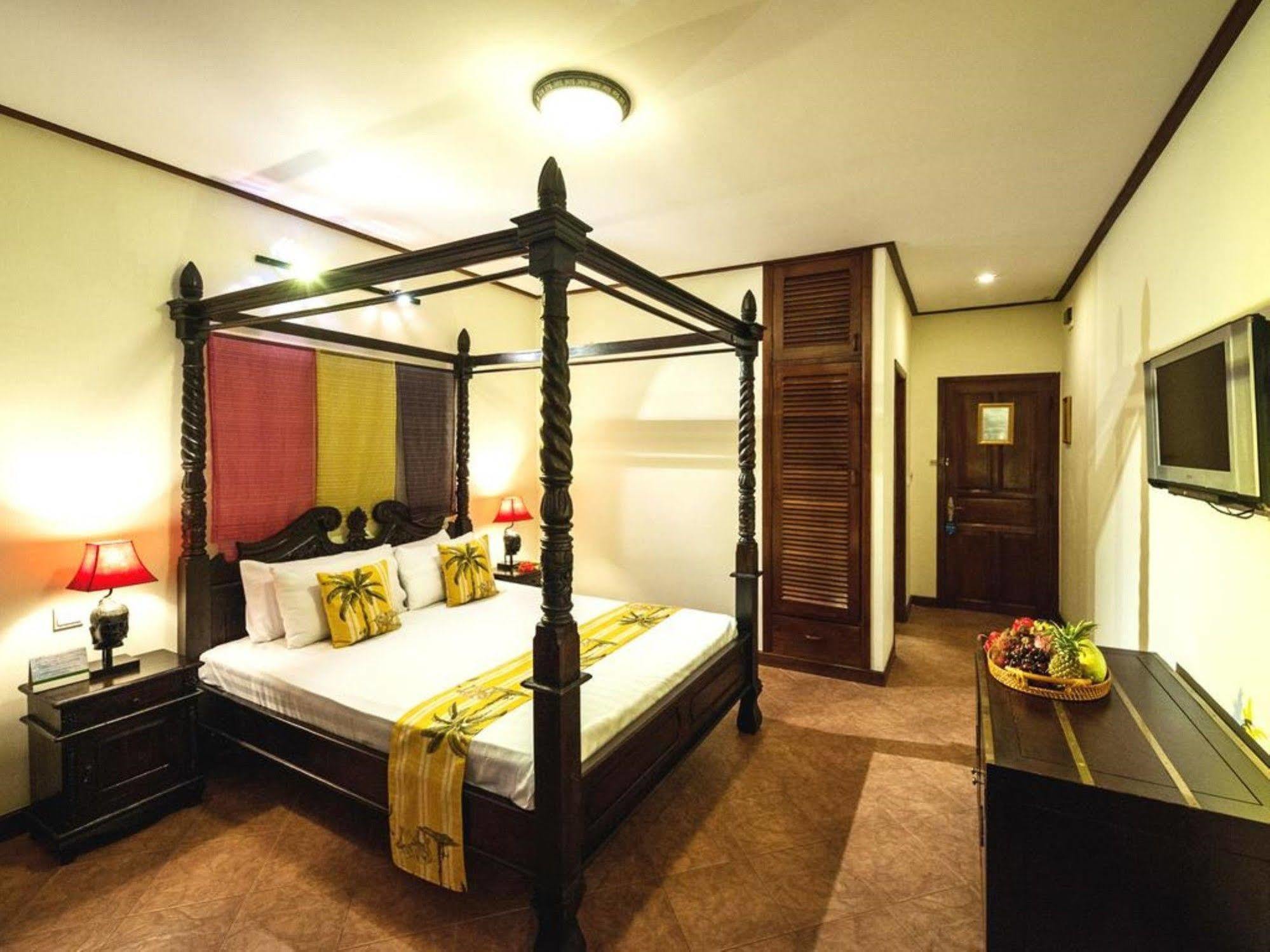 Red Hibiscus Hotel Phnom Penh Dış mekan fotoğraf